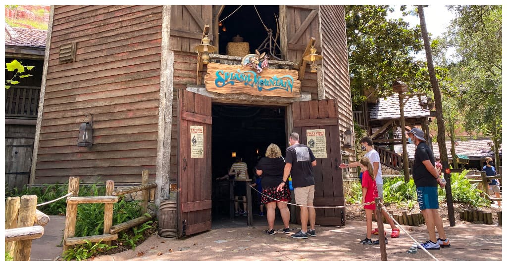 Guests waiting to ride Splash Mountain during the pandemic, when Disney required park guests to wear face masks.