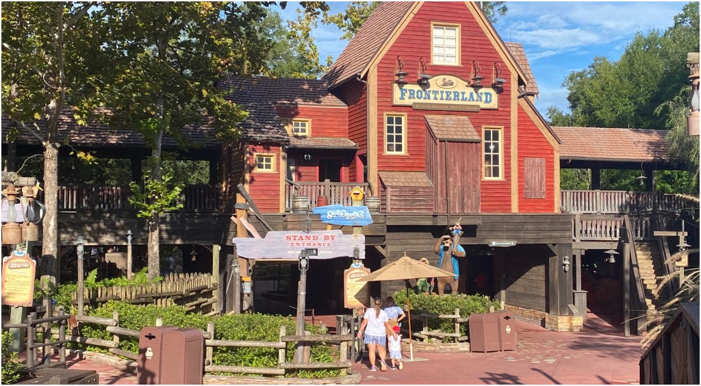 The entrance to Splash Mountain being watched over by a Br'er Bear and Br'er Fox statue in Frontierland.