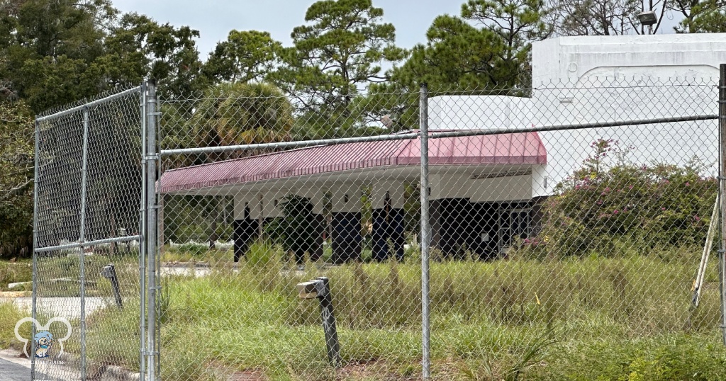 The former Carolando Motor Inn has a fence up to keep Urban Explorers out, but the gate is open for those brave enough to go in (not recommended).